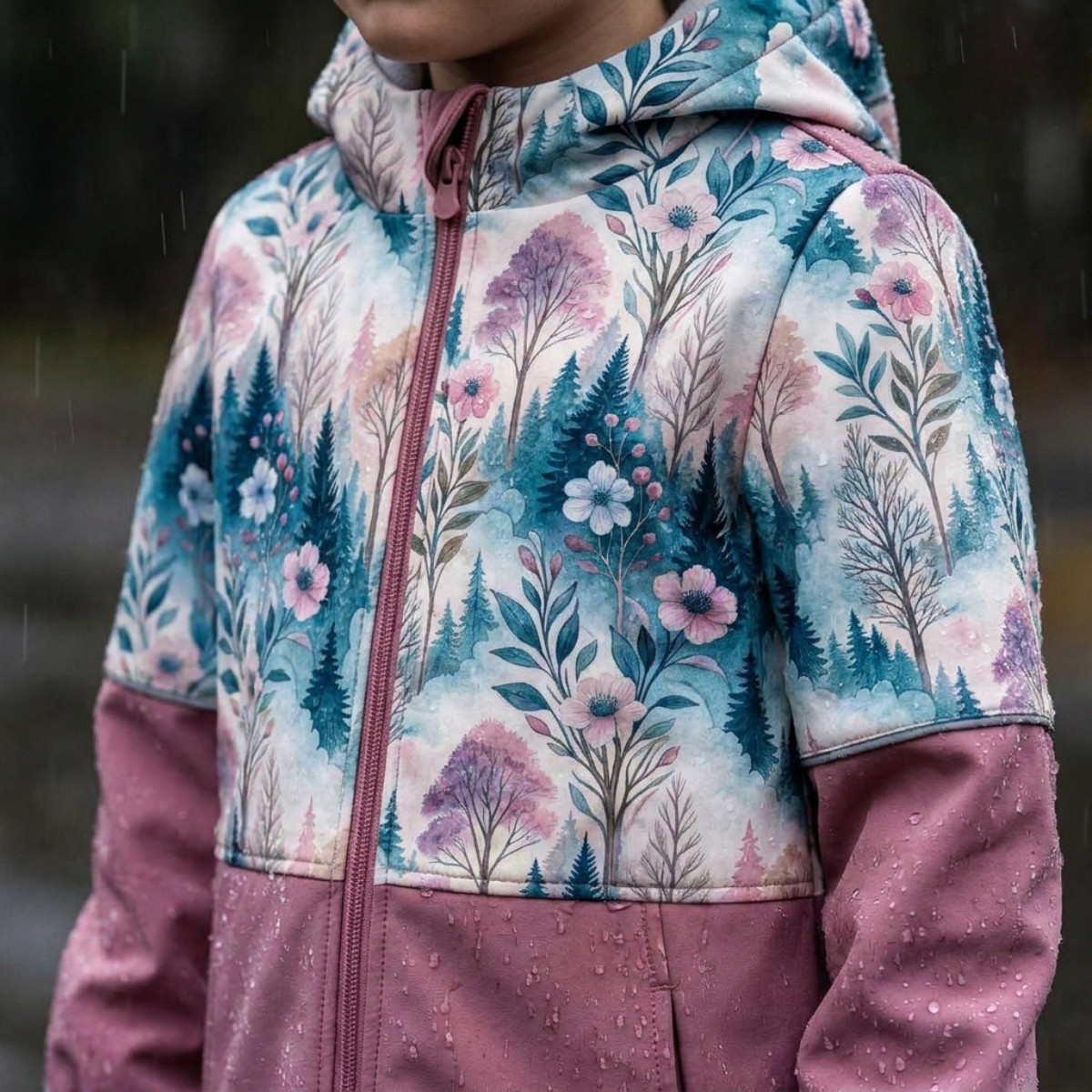 Krople deszczu na powierzchni dziecięcej kurtki softshell