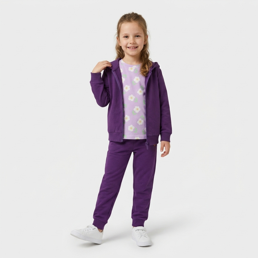 Śliwkowa bluza z kapturem Hoodie w codziennej stylizacji